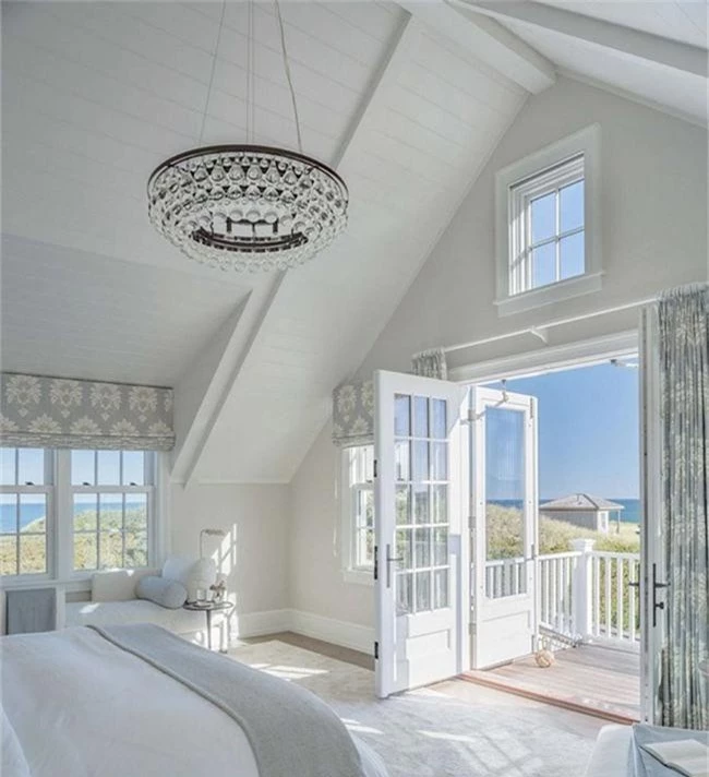 Phòng ngủ ấm cúng vào mùa đông, mát mẻ khi vào hè với trần nhà bằng gỗ tự nhiên - Ảnh 4.