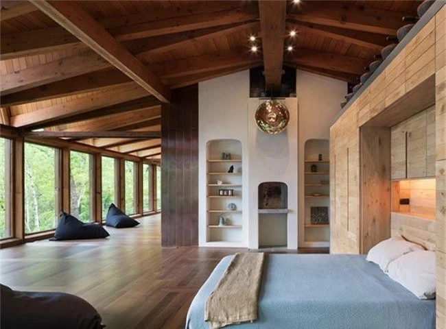Phòng ngủ ấm cúng vào mùa đông, mát mẻ khi vào hè với trần nhà bằng gỗ tự nhiên - Ảnh 6.