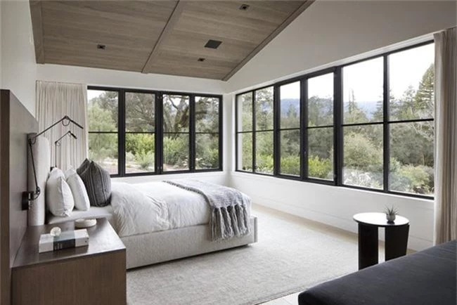 Phòng ngủ ấm cúng vào mùa đông, mát mẻ khi vào hè với trần nhà bằng gỗ tự nhiên - Ảnh 7.
