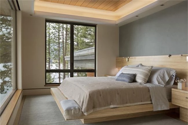 Phòng ngủ ấm cúng vào mùa đông, mát mẻ khi vào hè với trần nhà bằng gỗ tự nhiên - Ảnh 8.