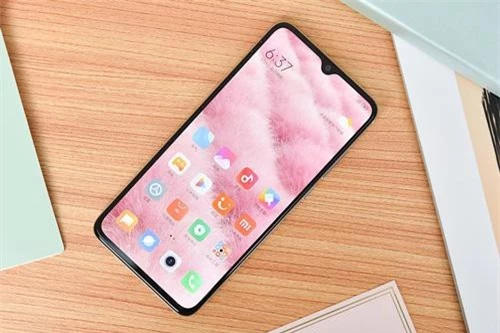 Mi CC9 được trang bị tấm nền AMOLED kích thước 6,39 inch, độ phân giải Full HD Plus (2.280x1.080 pixel), mật độ điểm ảnh 403 ppi. Màn hình này được chia theo tỷ lệ 19,5:9, chiếm 91% diện tích mặt trước. 