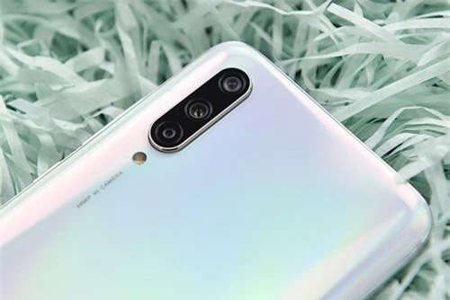 Bộ ba camera sau của Xiaomi Mi CC9 có độ phân giải 48 MP, khẩu độ f/1.7 hỗ trợ lấy nét theo pha, chống rung điện tử (EIS). Cảm biến thứ hai 8 MP, f/2.2 cho ống kính góc rộng 118 độ. Cảm biến còn lại 2 MP, f/2.4 cho khả năng chụp ảnh xóa phông. Bộ ba này được trang bị đèn flash LED, quay video 4K. 