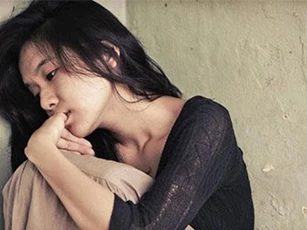 Bị tai nạn hỏng cả khuôn mặt, tôi tuyệt vọng đòi ly hôn nhưng câu nói của chồng khiến tôi nghẹn ngào