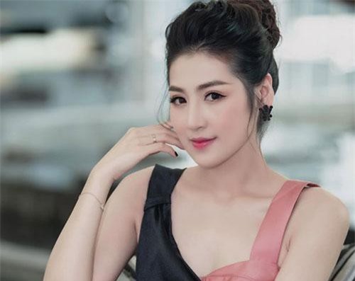 Á hậu Tú Anh sau sinh trắng như bông bưởi nhờ lột da