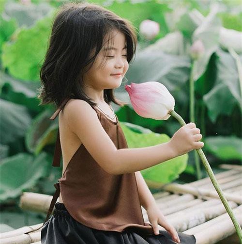 Bé gái Bắc Ninh xinh như thiên thần bên hoa sen
