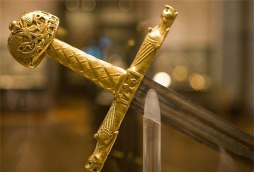 Bí ẩn bảo kiếm hoàng gia, có khả năng thay đổi màu sắc 30 lần/ngày