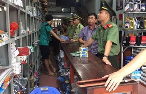 Thu giữ gần 1.000 linh kiện xe máy nghi giả mạo Honda, Yamaha