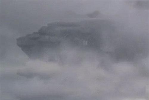 CLIP HOT (9/7): Xôn xao UFO hình chiến hạm xuất hiện ở Peru, 'sốc' với lý do máy bay ném bom chiến lược đời đầu của Mỹ bị 'khai tử'