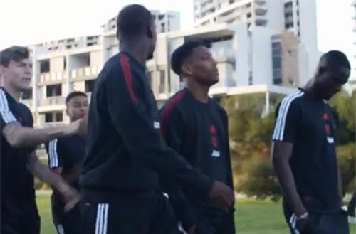 Pogba và Lingard tranh cãi nảy lửa khi đi du đấu