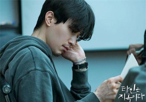 Lee Dong Wook gây choáng với khuôn mặt râu ria lởm chởm nhưng vẫn không thể... bớt đẹp