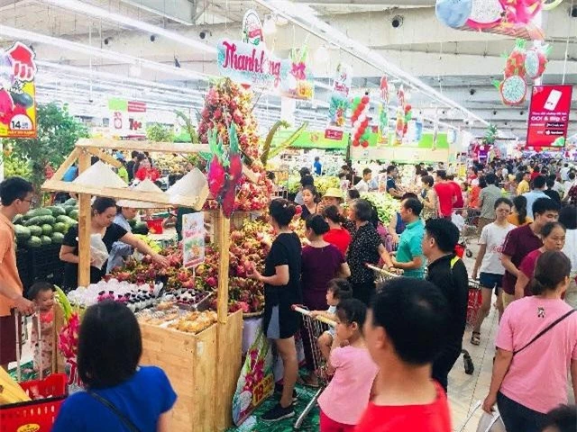 2 Lần đầu tiên được tổ chức, Tuần lễ Thanh Long Bình Thuận tại Big C thu hút sự quan tâm của rất đông khách tham quan mua sắm