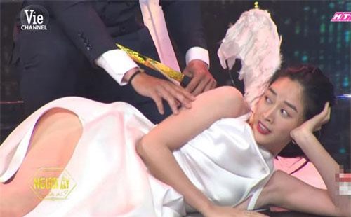 Mỹ nữ suýt “lộ hết” trên truyền hình vì mặc hở, lộ quá khứ phục vụ quán ăn