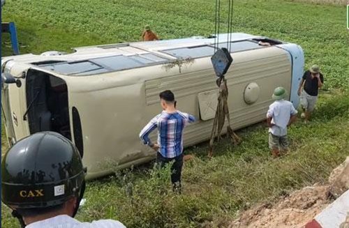 Clip: Hiện trường vụ tai nạn xe chở công nhân lật xuống ruộng khiến 10 người bị thương ở Nghệ An