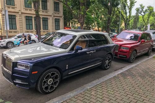Bộ đôi Rolls-Royce Cullinan gần 100 tỷ trên phố Hà thành
