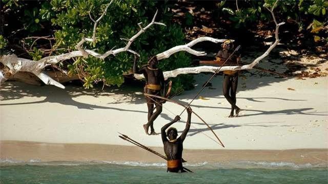 Bộ tộc 60.000 năm sống biệt lập với thế giới hiện đại, gặp người lạ là giết