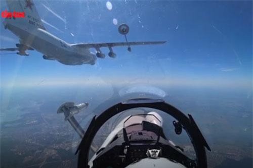 CLIP: Mãn nhãn xem màn tiếp nhiên liệu trên không của SU-35 Nga