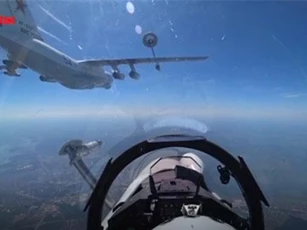 CLIP: Mãn nhãn xem màn tiếp nhiên liệu trên không của SU-35 Nga