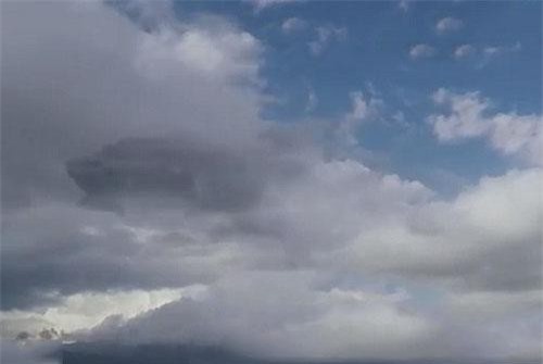 CLIP: UFO hình chiến hạm bí ẩn xuất hiện ở Peru