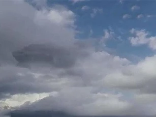CLIP: UFO hình chiến hạm bí ẩn xuất hiện ở Peru