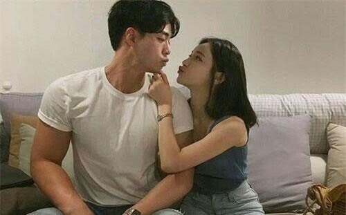 Sáng tỉnh dậy sau tình một đêm, tôi sững sờ nhìn thấy vật để lại trên gối