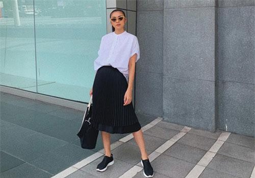 Sau khi được khen trẻ như gái 18, Tăng Thanh Hà táo bạo làm "nữ sinh"