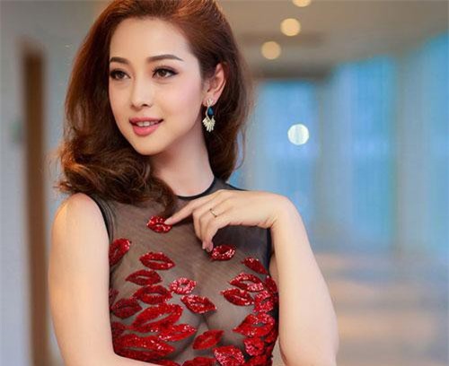 Váy xuyên thấu của mỹ nhân Việt hở chỗ hiểm hóc khiến quan khách đỏ mặt