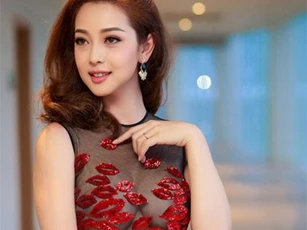 Váy xuyên thấu của mỹ nhân Việt hở chỗ hiểm hóc khiến quan khách đỏ mặt