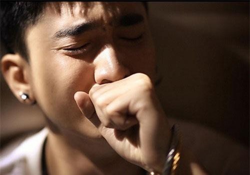 Về nhà đột ngột giữa trưa, tôi bàng hoàng khi thấy vợ đang bắt mẹ quỳ dưới nền nhà