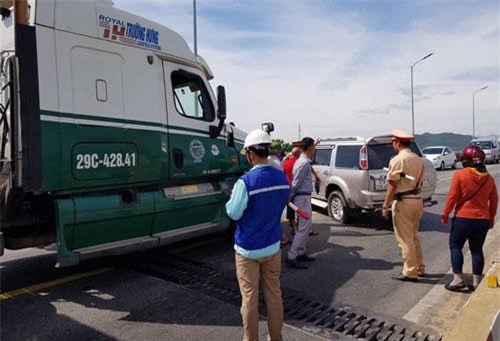 Quảng Bình: Xe container tông xe 7 chỗ trên cầu Gianh, quốc lộ 1A ùn tắc gần 5 km