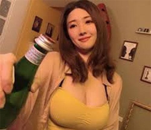 Clip: Nữ kỹ sư dùng ngực "khủng" mở nắp chai khiến ai cũng phải trầm trồ 