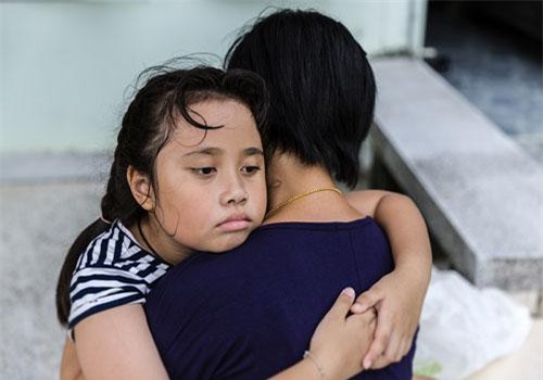 Hằng đêm, tôi giật mình bật dậy vì ám ảnh khuôn miệng rớm máu, ánh mắt ai oán và câu nói của mẹ trước lúc nhắm mắt xuôi tay