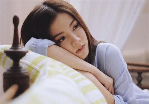 Vừa bước vào căn phòng trọ của con gái đã thấy mùi lạ sau tấm rèm mỏng, bà mẹ kéo rèm ra thì ngất xỉu ngay tại chỗ