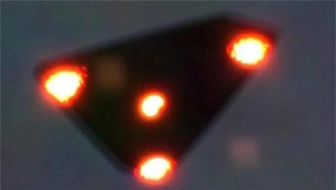 Bí mật pha rượt đuổi UFO khét tiếng bậc nhất lịch sử: 2 chiếc tiêm kích F-16 hít khói? - Ảnh 1.