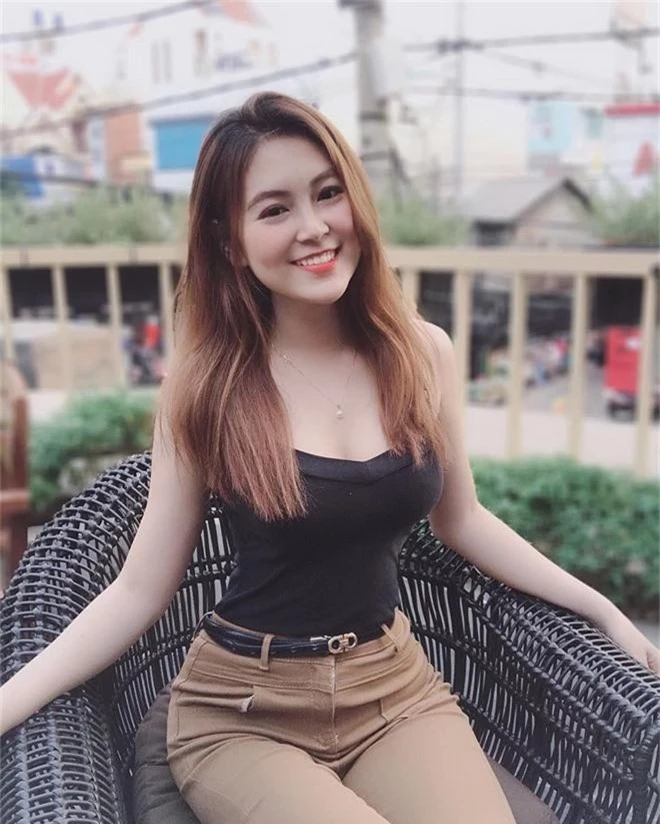 dan hot girl so huu vong eo con kien cham khoe anh goi cam