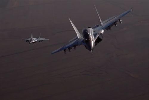 CLIP: Mãn nhãn với màn nhào lộn của bộ đôi tiêm kích MiG-35 Nga