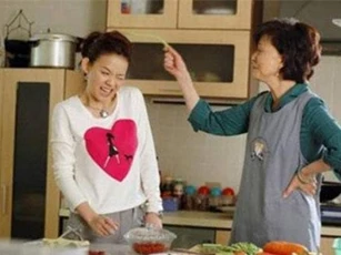 Không chịu nổi mẹ chồng, con dâu bật tanh tách, còn đòi ly hôn