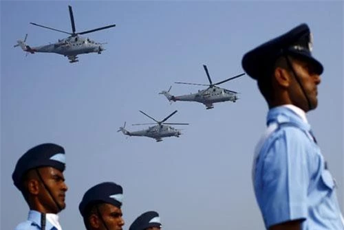 Trực thăng Mi-35 của Ấn Độ bay diễu hành nhân dịp kỷ niệm ngày Không quân Ấn Độ gần New Delhi ngày 8/10/2015. Ảnh: Reuters