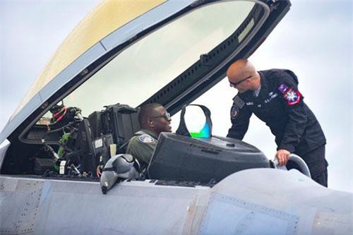 Buồng lái chiến đấu cơ bí mật nhất thế giới có gì đặc biệt?