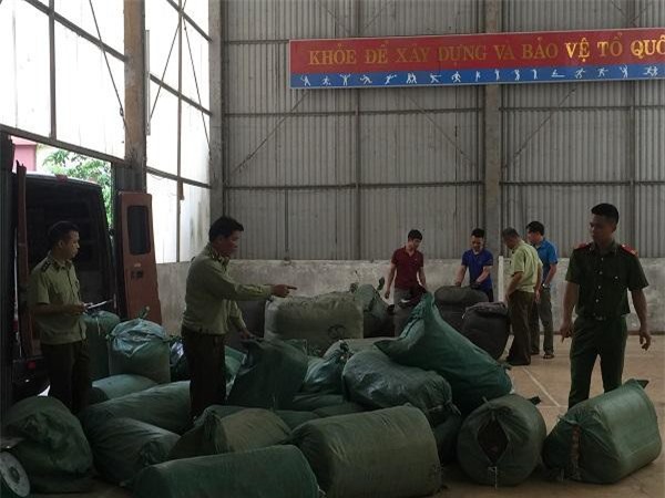 Lạng Sơn: Tạm giữ lô vải may mặc, đồ dùng học sinh để xác minh nguồn gốc nhập khẩu