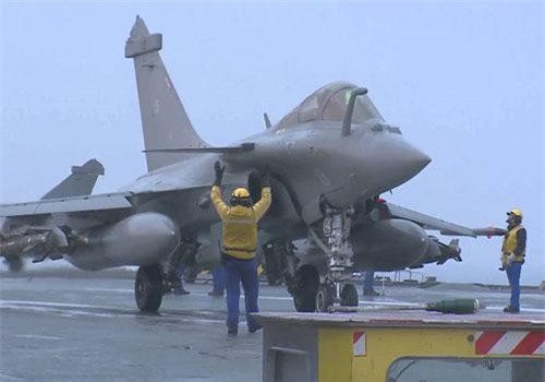 Sao chiến đấu cơ Pháp có thể hạ cánh trên tàu sân bay Mỹ?