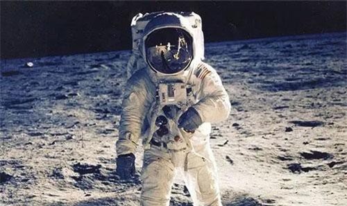Chuyện bi thảm đằng sau chuyến bay lịch sử lên Mặt Trăng 50 năm trước