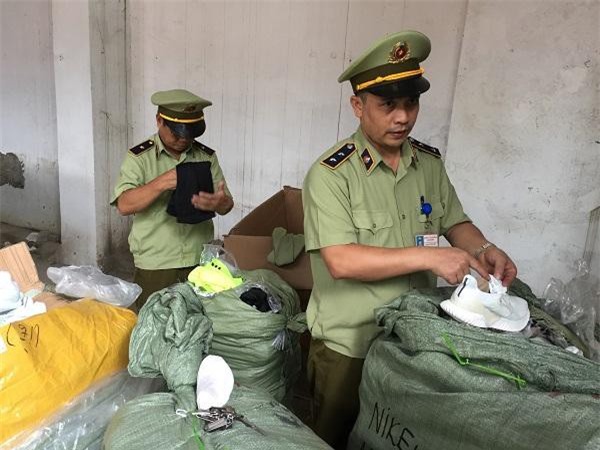 Lạng Sơn: Chặn đứng gần 300 đôi giầy hiệu Adidas và Nike gắn nhãn Made in Vietnam