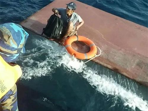  Quảng Trị: Tàu chở 15.000 lít dầu bị chìm, 4 thuyền viên được cứu sống