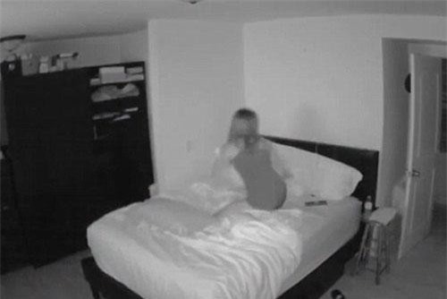 CLIP: Người phụ nữ hoảng loạn vì bị ma dọa lúc nửa đêm