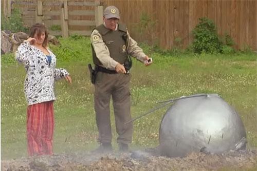 CLIP: ‘Cười vỡ bụng’ với màn giả làm người ngoài hành tinh và UFO ‘troll’ người đi đường