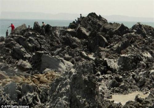 Clip: Khám phá hòn đảo mới hình thành sau trận động đất cướp đi sinh mạng hơn 800 người