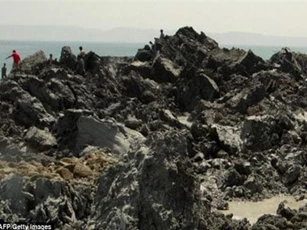 Clip: Khám phá hòn đảo mới hình thành sau trận động đất cướp đi sinh mạng hơn 800 người