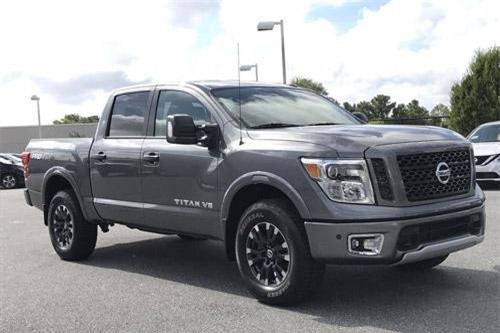 Xe bán tải Nissan giá gần gấp đôi Hyundai Santa Fe 2019