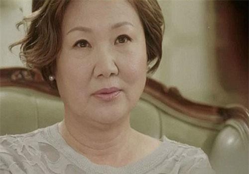 Mẹ chồng gọi điện cho thông gia gửi trả con dâu “về nơi sản xuất”, bố tôi đáp đúng một câu khiến bà cứng họng