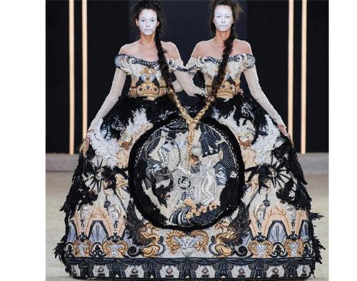Váy hình quan tài truyền thông điệp cái chết của nhà thiết kế Trung Quốc